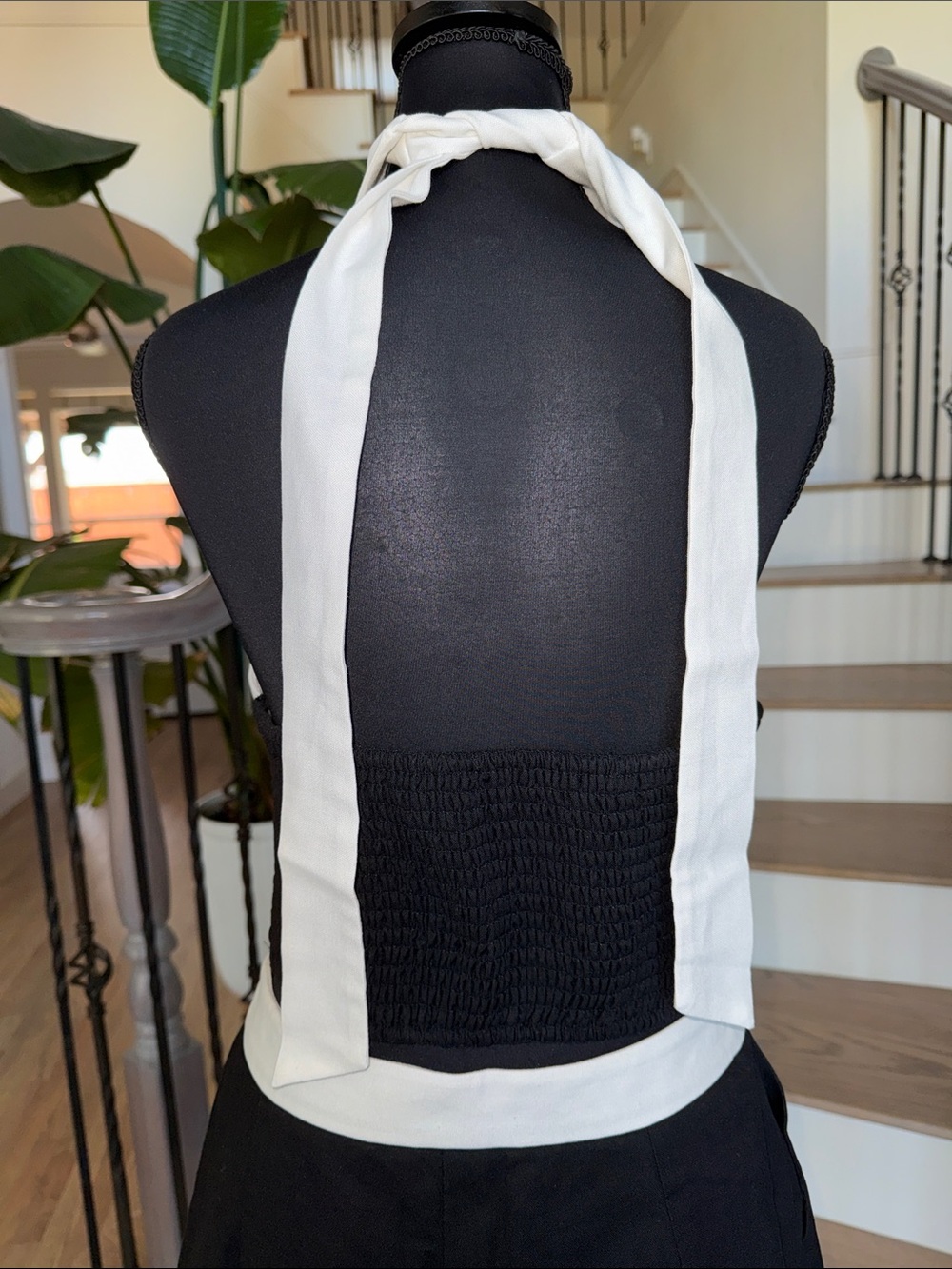 Commense Black and White Halter Set with Contrast Trim (Medium) - Picture 5 of 5